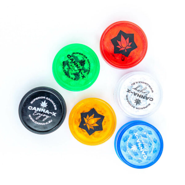 Grinder for hemp and herb flowers made of plastic 40mm diameter with very sharp teeth for easy cutting. Elegant and with a built-in magnet inside.