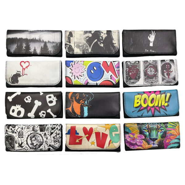 Θήκες καπνού με σχέδια με επένδυση λάτεξ.Με επενδυμένη θηκη στο εσωτερικό από Άριστης ποιότητας Latex, ώστε να διατηρείται η υγρασία του καπνού. Περιέχει θήκη για τσιγαρόχαρτα & φιλτράκια. Καλό κλείσιμο με εσωτερικούς κρυφούς μαγνήτες.